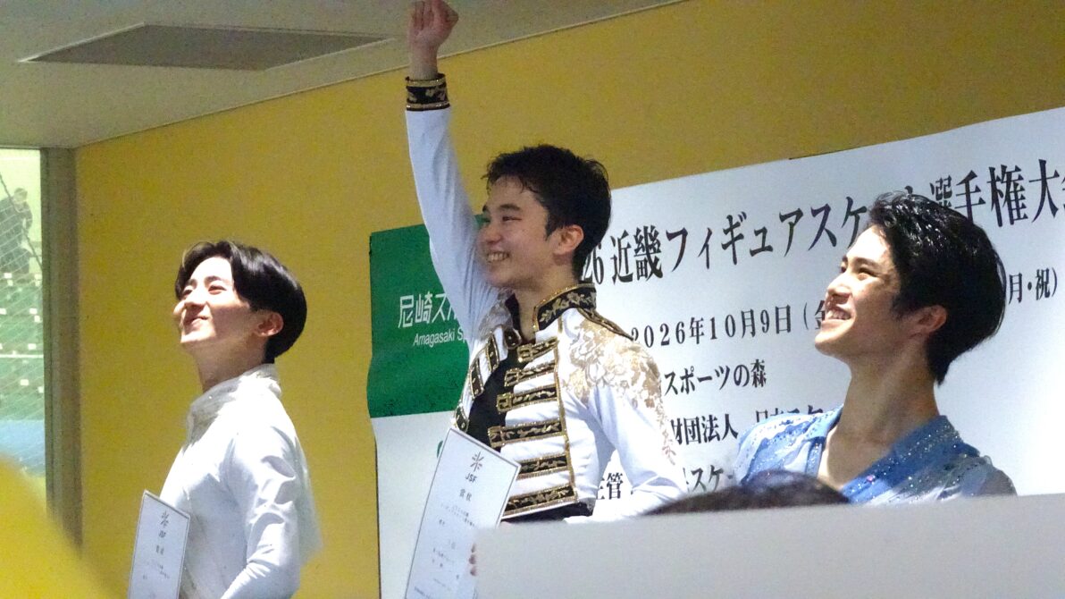 ロビーで行われたシニア男子表彰式の写真